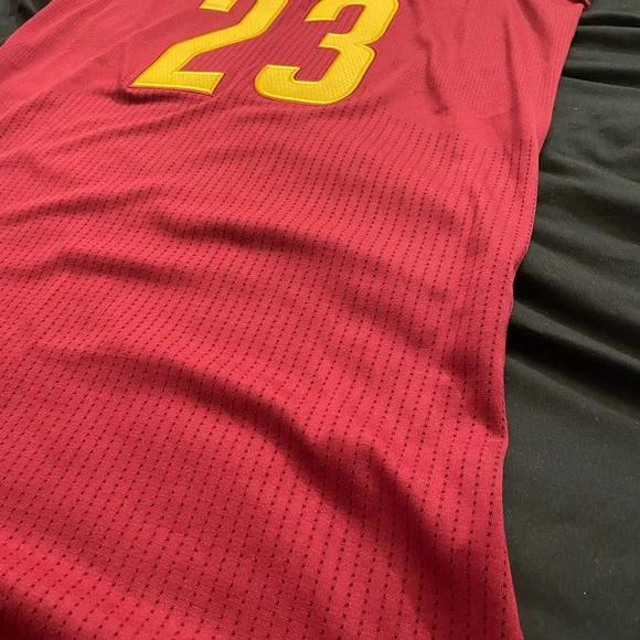 Cleveland Cavaliers LeBron James Jersey - Picture 9 of 9
